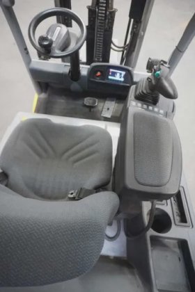 永恒力三轮前叉车