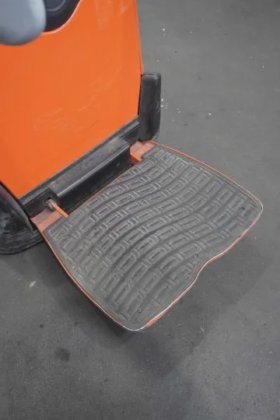 丰田低叉车驾驶室