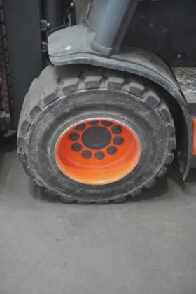 林德四轮前叉车