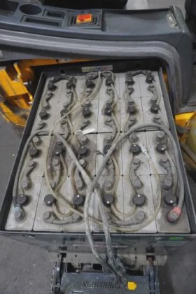 永恒力三轮前叉车