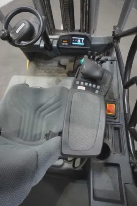 永恒力三轮前叉车