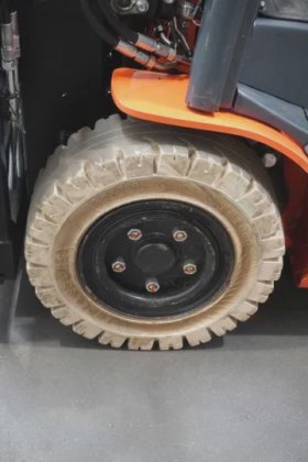 丰田三轮前装载机