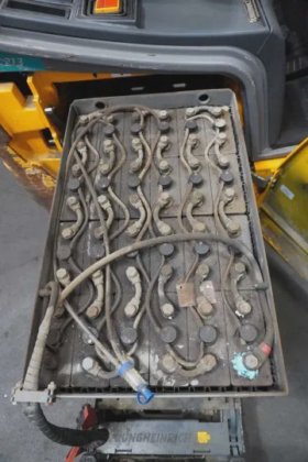 永恒力三轮前叉车