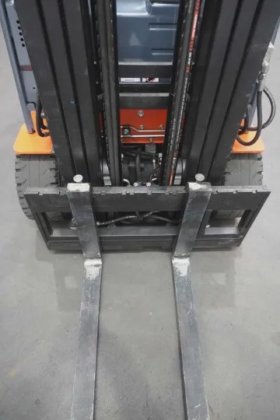 丰田三轮前装载机