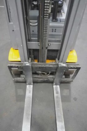 永恒力三轮前叉车