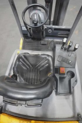 永恒力三轮前叉车