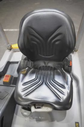 永恒力三轮前叉车