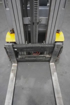 永恒力三轮前叉车