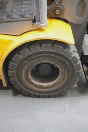 永恒力三轮前叉车