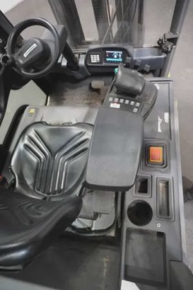 永恒力三轮前叉车