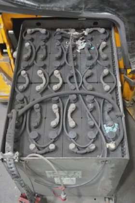 永恒力三轮前叉车