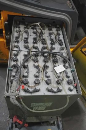 永恒力三轮前叉车