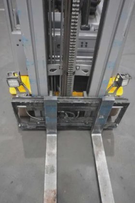 永恒力三轮前叉车