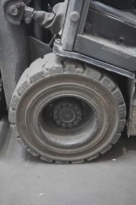 日产四轮前装载机