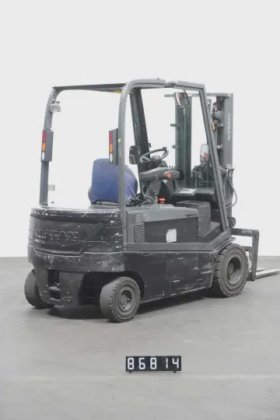 日产四轮前装载机