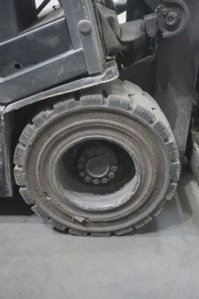 日产四轮前装载机