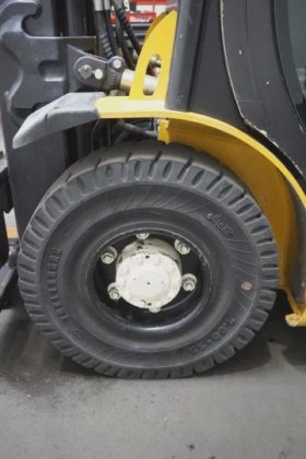 耶鲁四轮前装载机