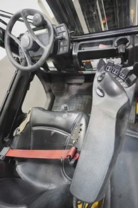 耶鲁四轮前装载机