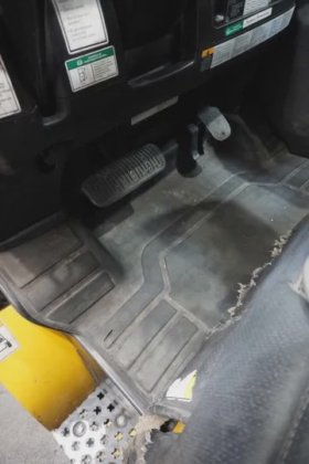 耶鲁四轮前装载机