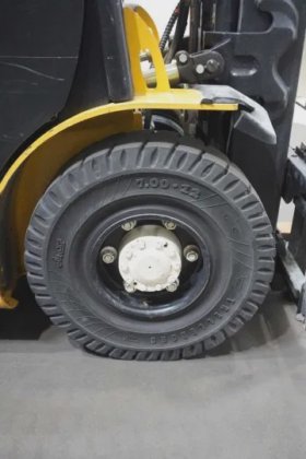 耶鲁四轮前装载机