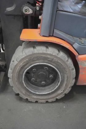 丰田三轮前装载机