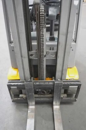 永恒力三轮前叉车