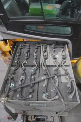 永恒力三轮前叉车