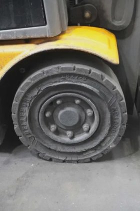 永恒力三轮前叉车