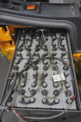 永恒力三轮前叉车