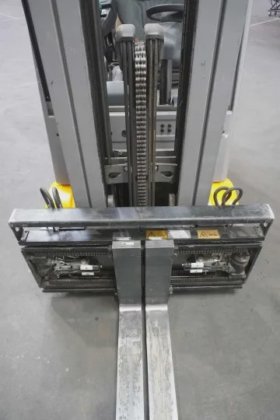 永恒力三轮前叉车