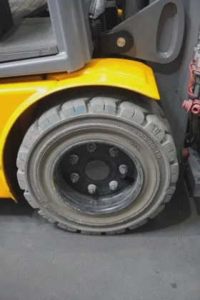 永恒力三轮前叉车