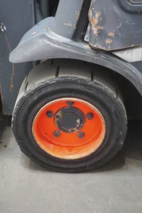 林德四轮前叉车