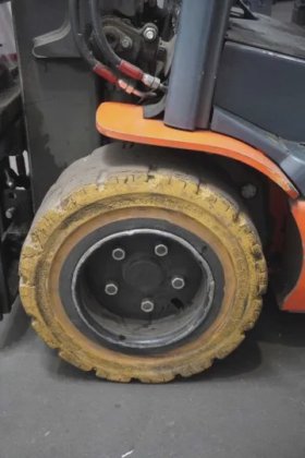 丰田三轮前装载机