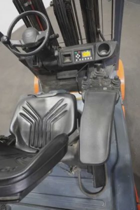 丰田三轮前装载机