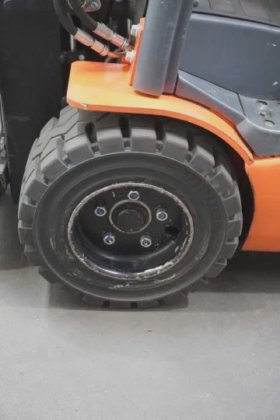 丰田三轮前装载机