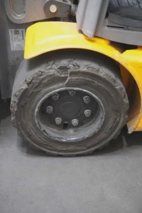 永恒力三轮前叉车