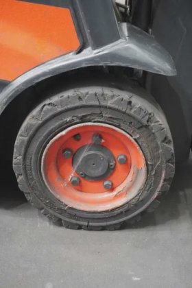 林德三轮前叉车