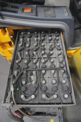 永恒力三轮前叉车