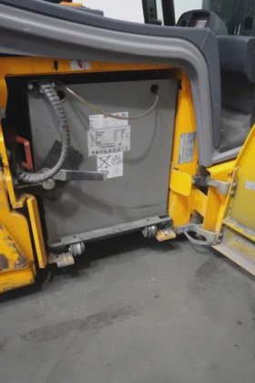 永恒力三轮前叉车