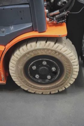 丰田三轮前装载机