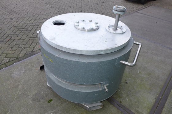 Vertical tank