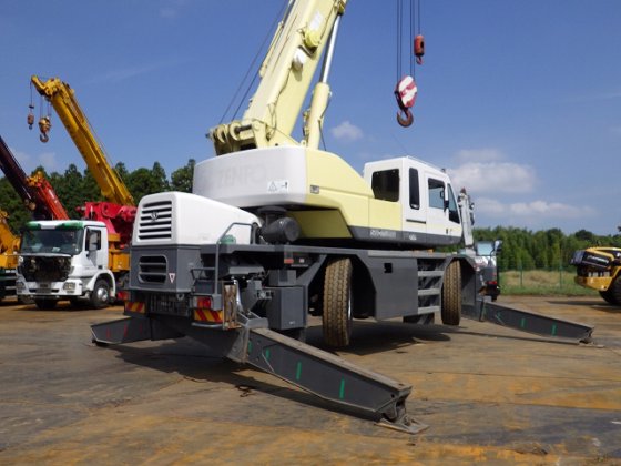 KATO ラフテレーンクレーン　KR25H-V7