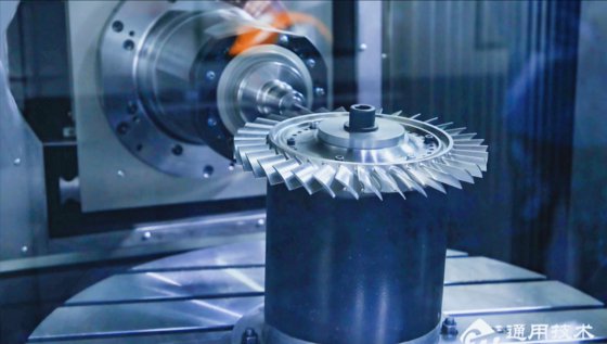 移動作業台と固定横梁を備えた重用ガントリー加工センター