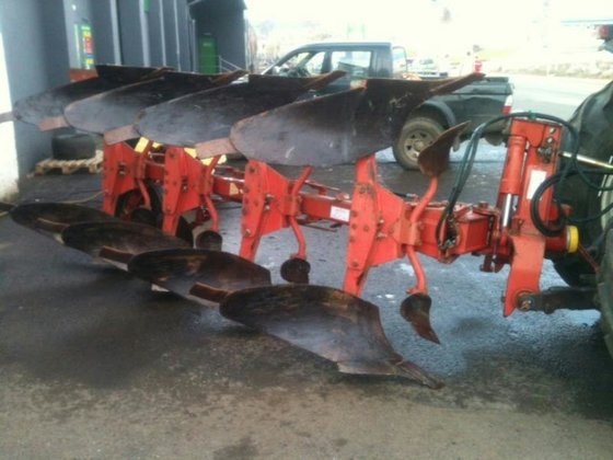 KRONE MUSTANG 120 4 Furrow
