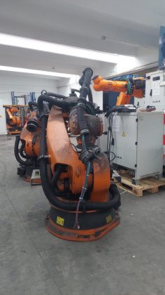 2000 KUKA KR2-210