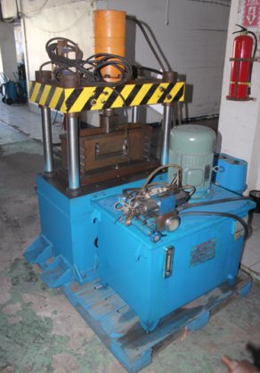 工业机械 / 用于脚手架框架制造的机械臂