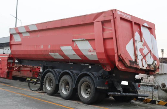 2015 拖车转储牌：TUD715