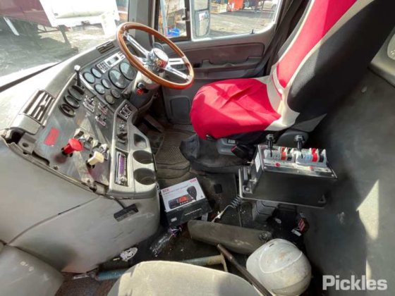 2010年式フレイトライナー コロンビア CL120