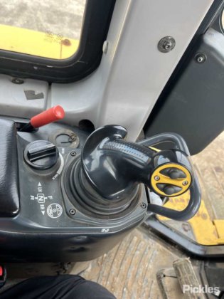 2016年式コマツD85EX-18