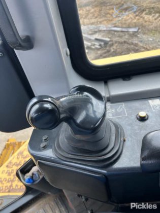 2016年式コマツD85EX-18